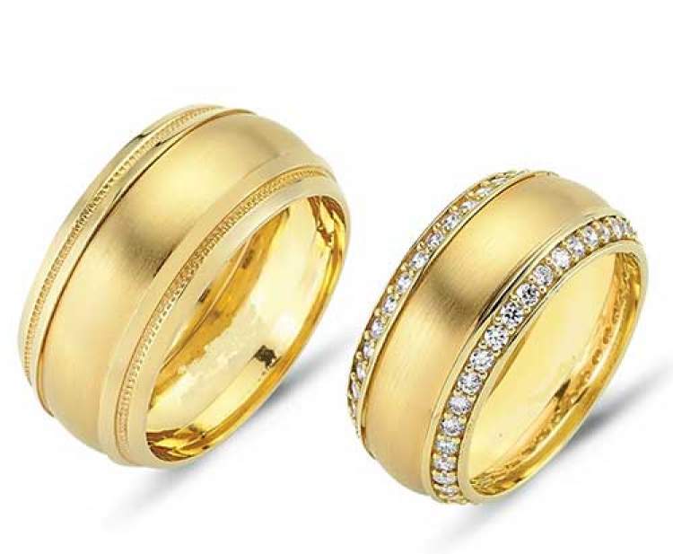altın nişan yüzüğü takmak