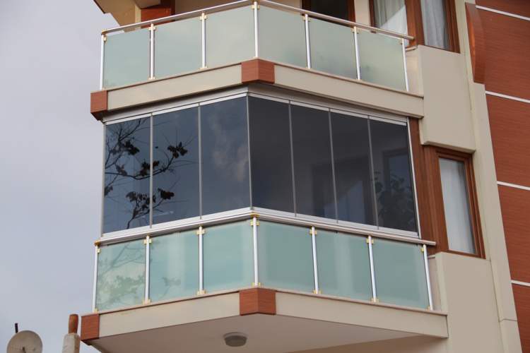 balkon camı kırılması