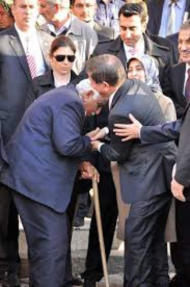 başbakanın elini öptüğünü görmek