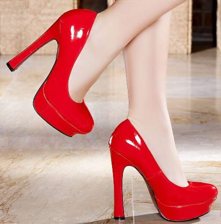 başkasının kırmızı ayakkabı giydiğini görmek