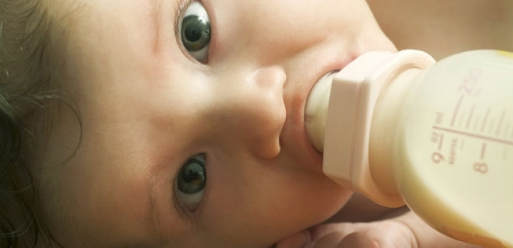 bebeğe süt içirmek