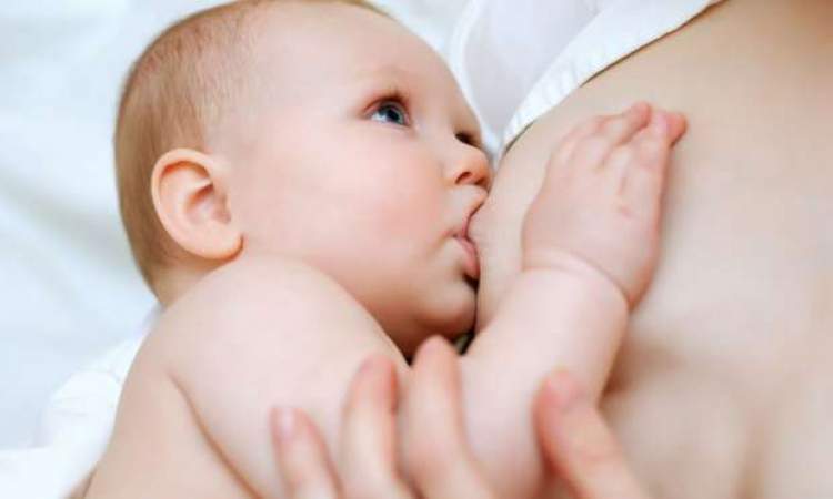 bebek emzirmek göğsünden süt gelmesi