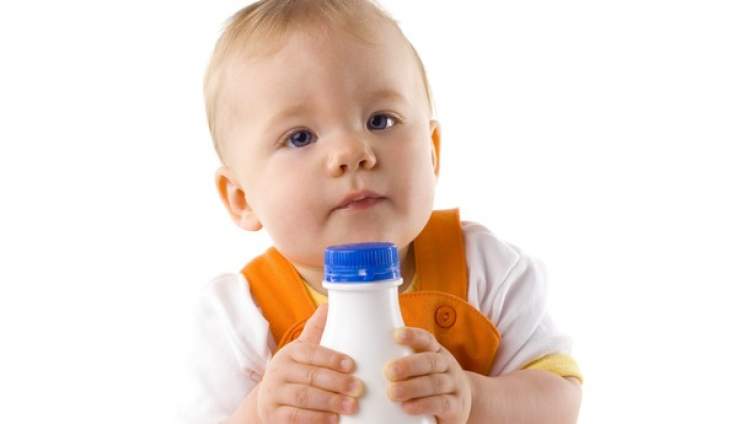 bir bebeğe süt vermek
