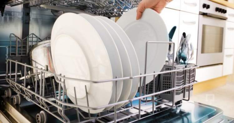 bulaşık makinesinde bulaşık yıkamak