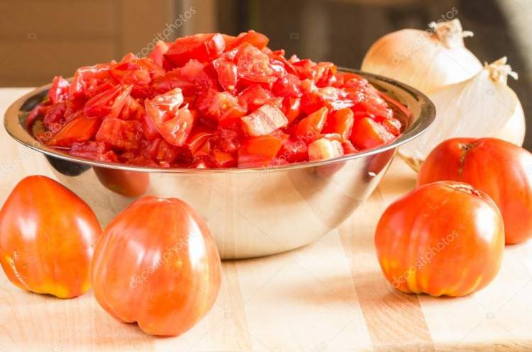 domates doğradığını görmek