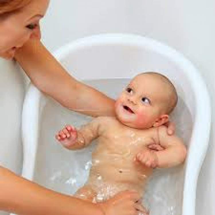 erkek bebek yıkamak