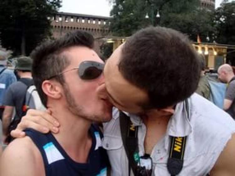 iki erkeğin öpüştüğünü görmek
