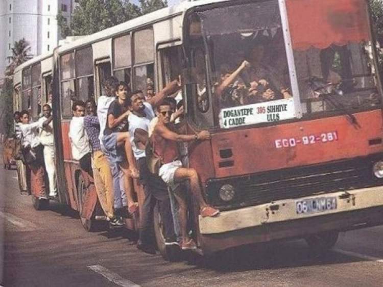 kalabalık otobüse binmek