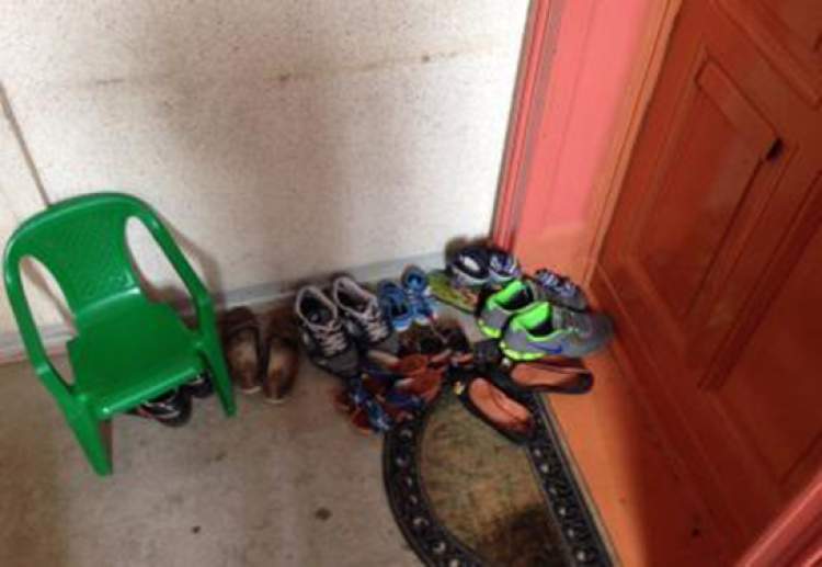 kapının önünde ayakkabılar görmek