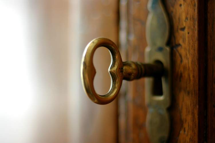 kapının üstünde anahtar görmek
