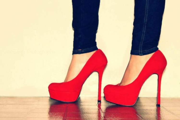 kırmızı ayakkabı giymek
