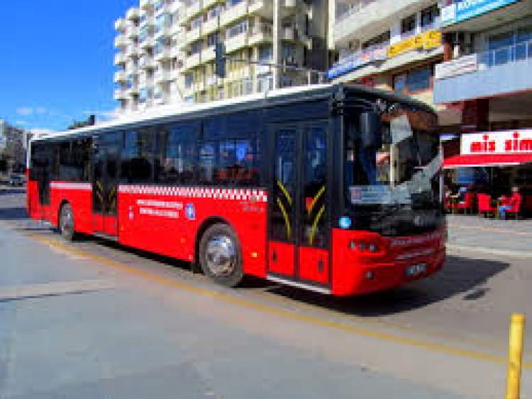 kırmızı otobüs görmek