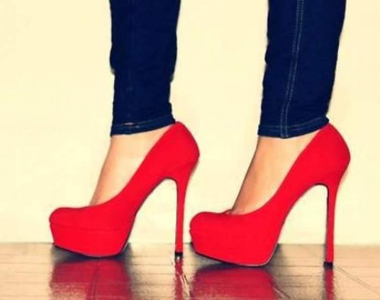 kırmızı topuklu ayakkabı giydiğini görmek