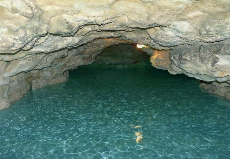 mağarada su görmek