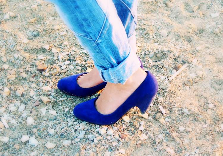 mavi ayakkabı giymek