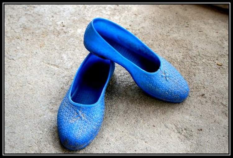 mavi naylon ayakkabı görmek