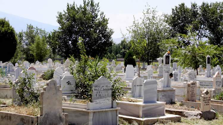 mezarlıkta mezar aramak