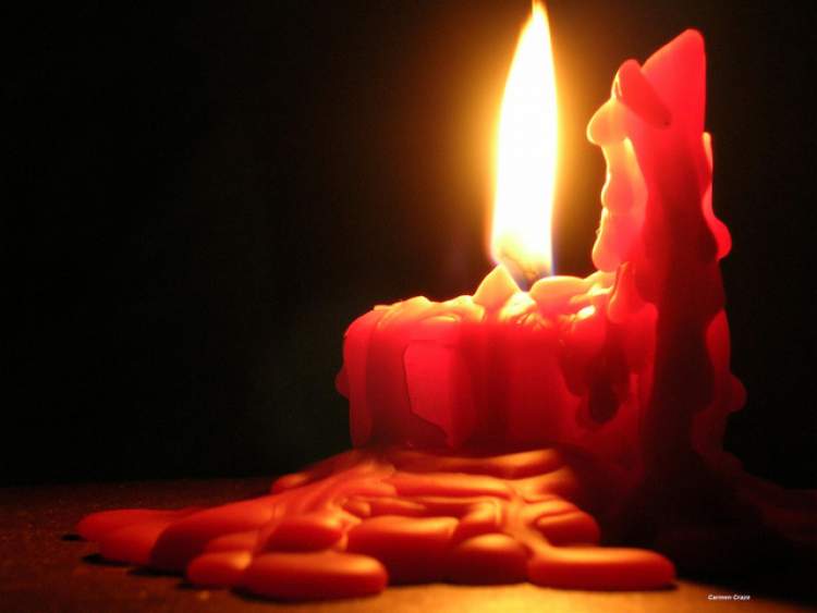 Догорает огарок свечи. Воск для свечей. Восковые свечи. Красная свеча. Горящие восковые свечи.