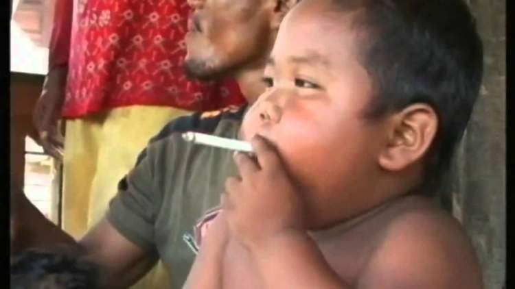 oğlunun sigara içtiğini görmek