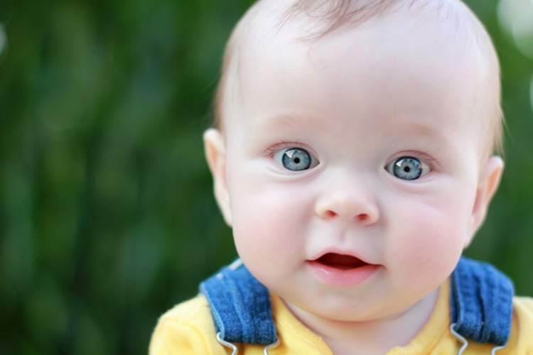 sarı saçlı mavi gözlü bebek görmek