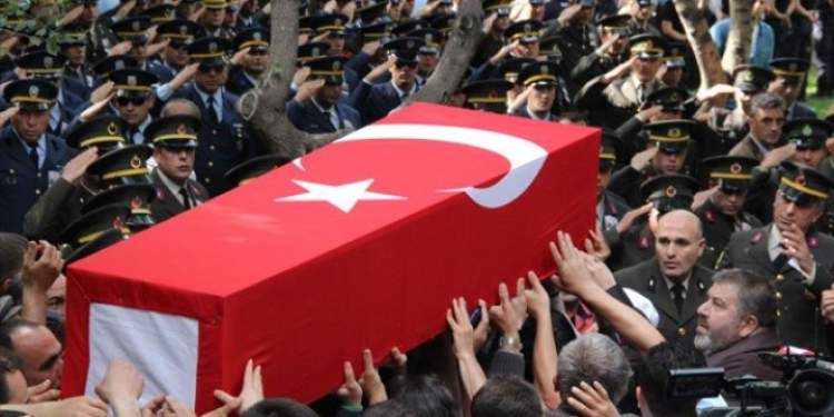 tabuta sarılı türk bayrağı görmek