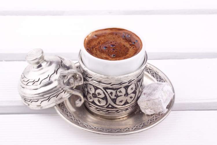 türk kahvesi pişirdiğini görmek