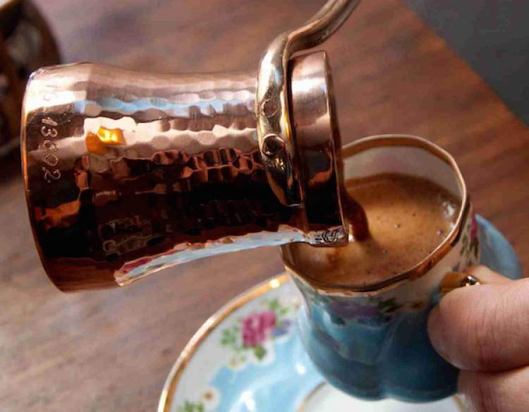 türk kahvesi yaptığını görmek