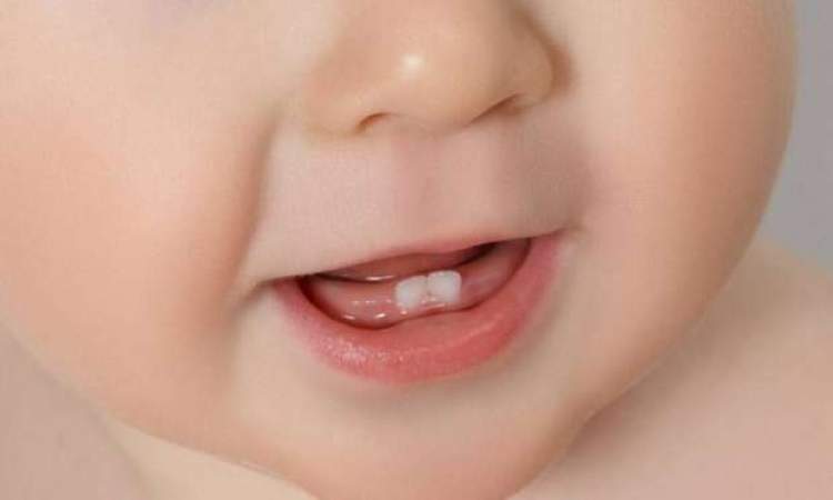 yeni diş çıkaran bebek görmek