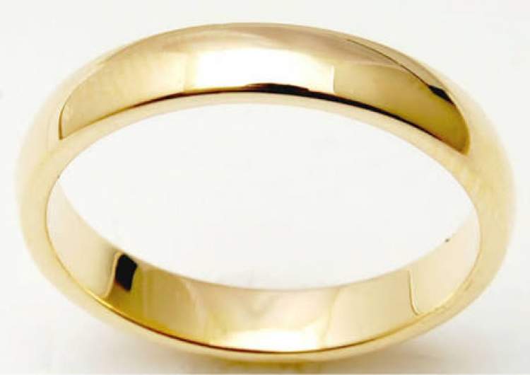 altın nişan yüzüğü taktığını görmek