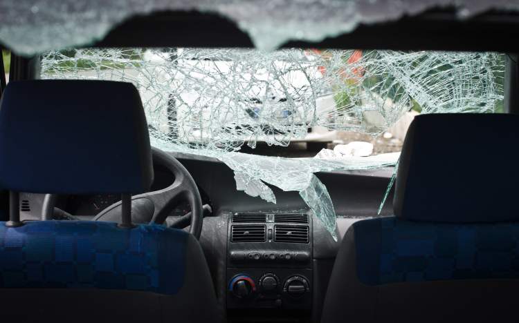araba camı kırmak
