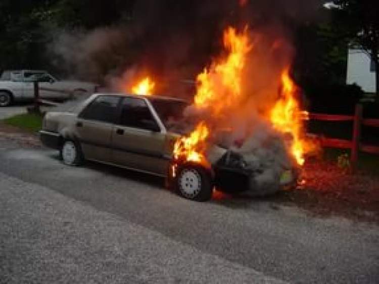 arabanın yandığını görmek ve söndürmek