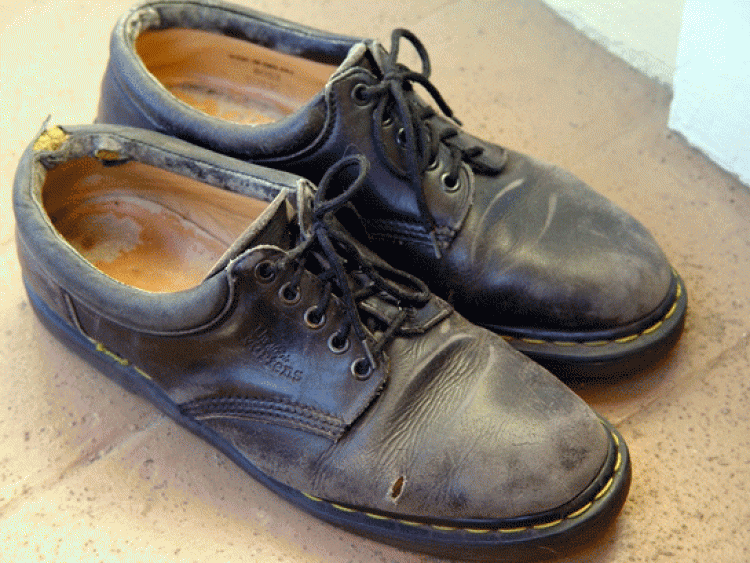 ayağında eski ayakkabı görmek