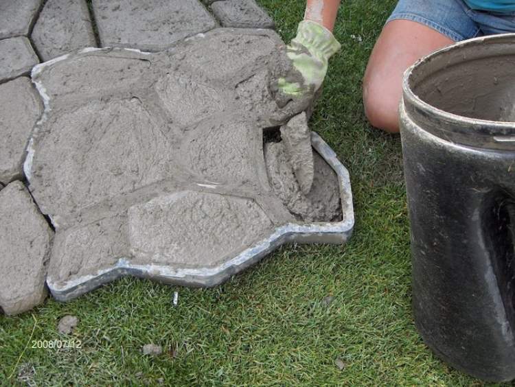 bahçeye beton dökmek