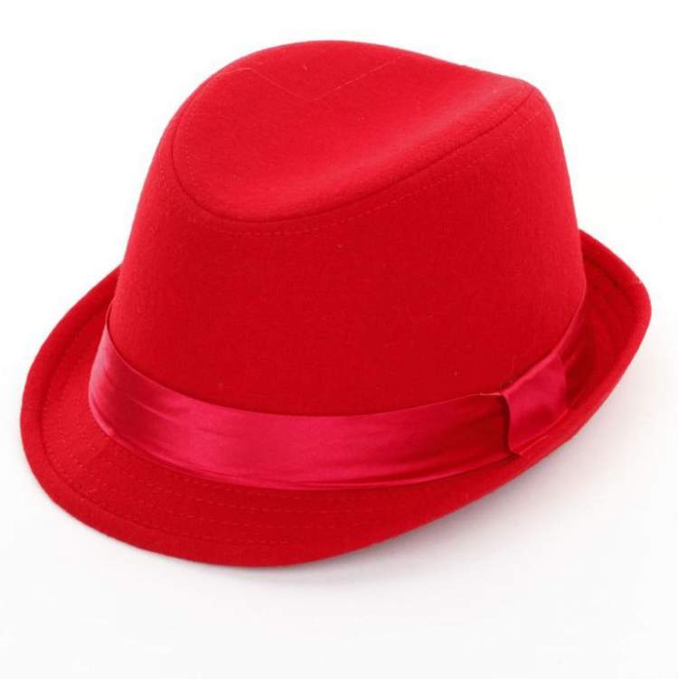 başında kırmızı bir şapka olduğunu görmek