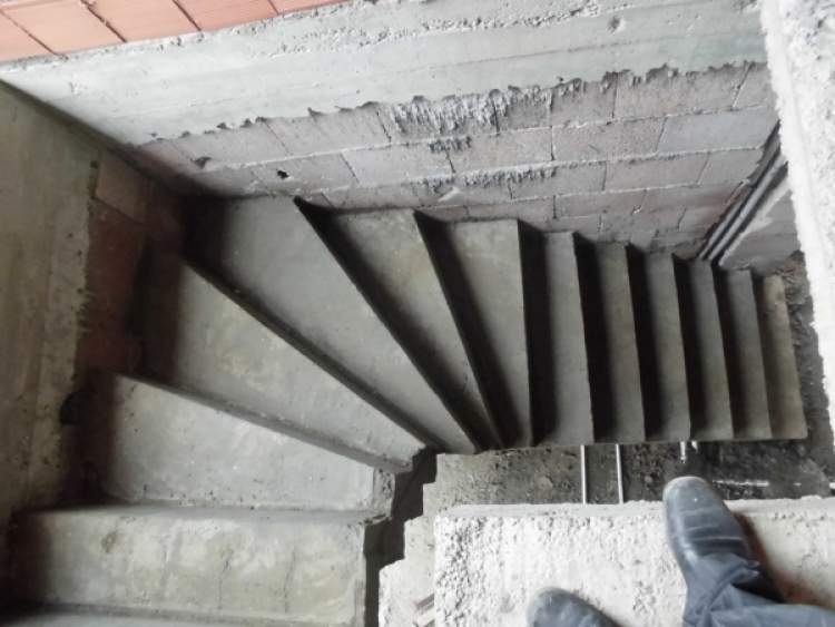 beton merdivende oturmak