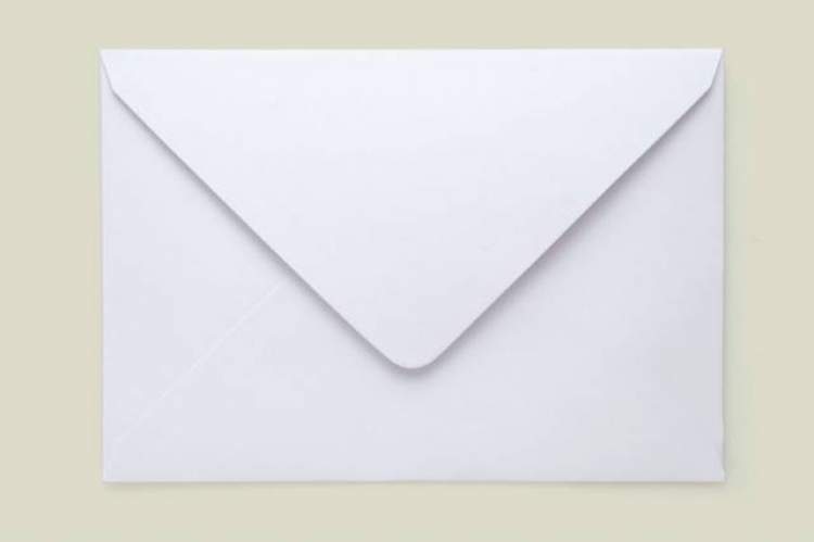 beyaz zarf içinde mektup görmek