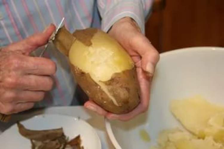 bıçakla patates soymak