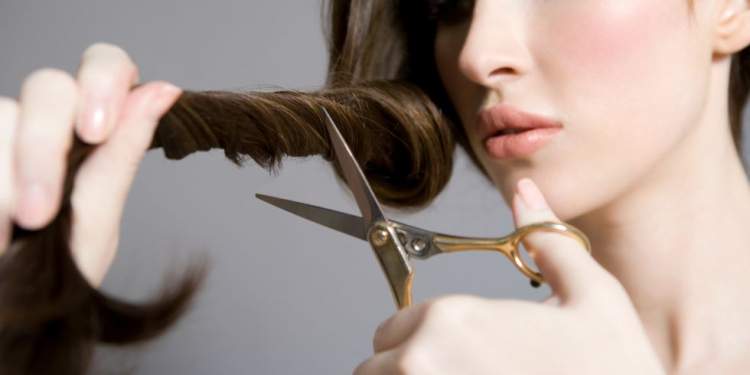 bıçakla saçını kesmek
