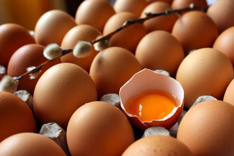 Rüyada Bir Başkasının Çiğ Yumurta Yediğini Görmek