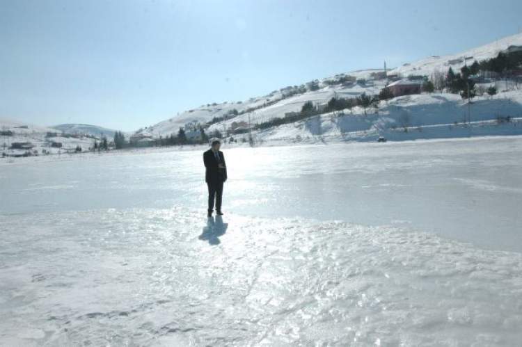 buz tutmuş gölde yürümek