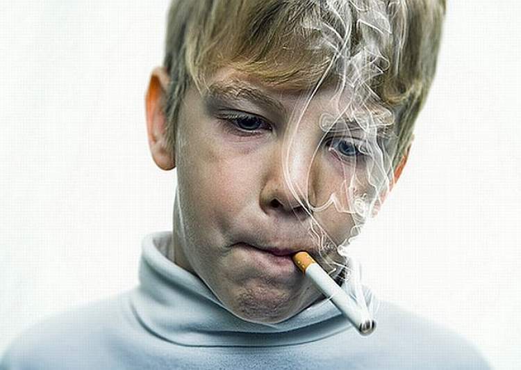 çocuğunun sigara içmesi