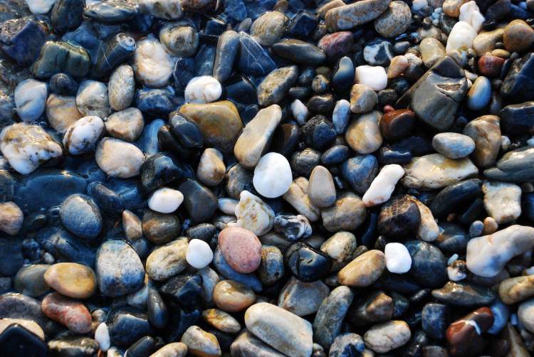 deniz kenarında çakıl taşları görmek