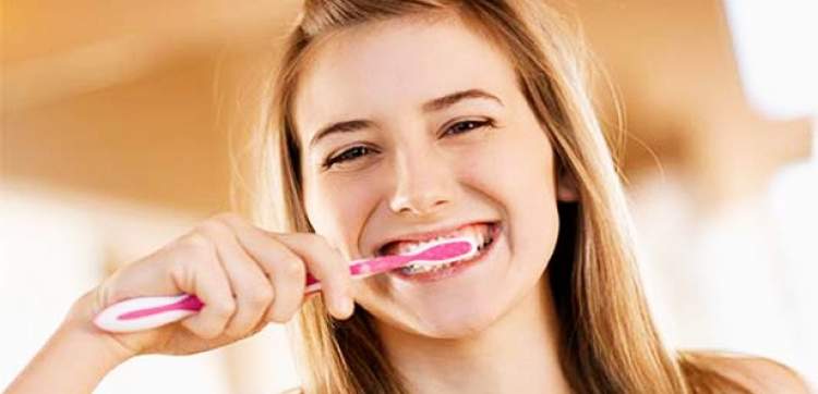diş macunu ile diş fırçalamak