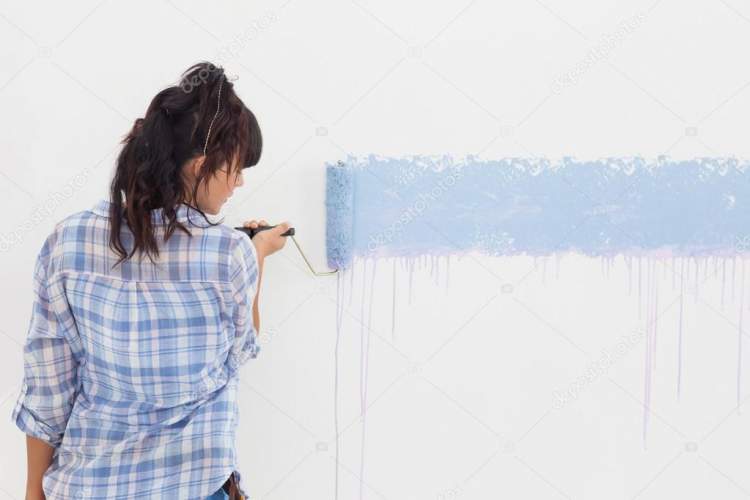 duvarı maviye boyadığını görmek