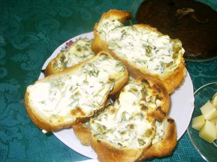 ekmek ve beyaz peynir yemek