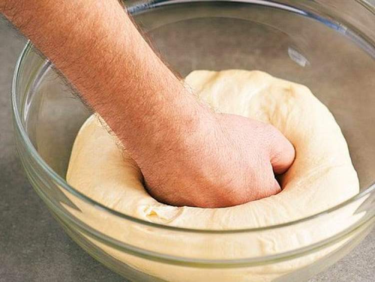ekmek yapmak için hamur yoğurmak
