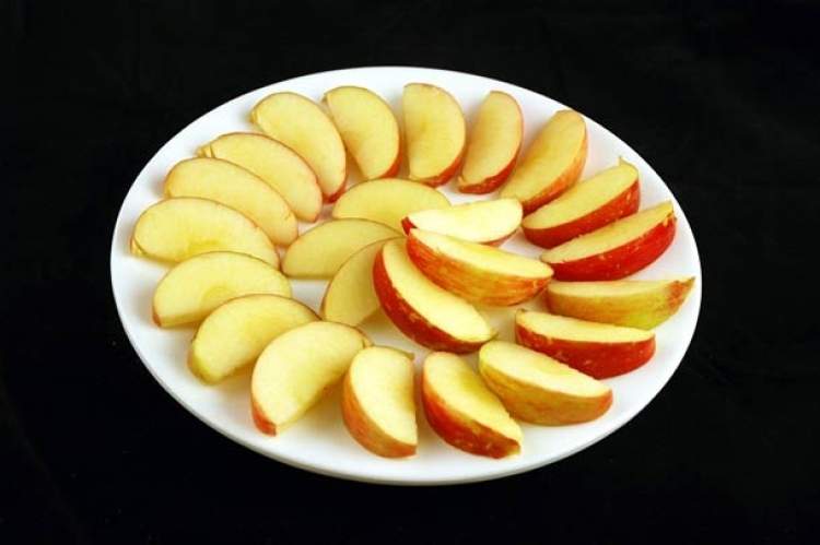 elma dilimi yemek