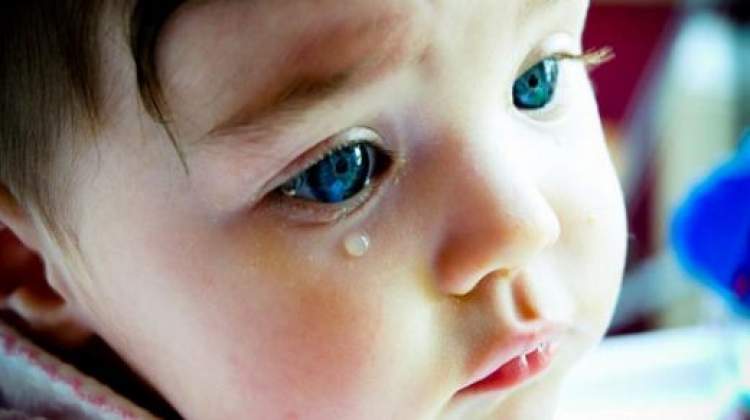 erkek bebeğin ağlaması görmek