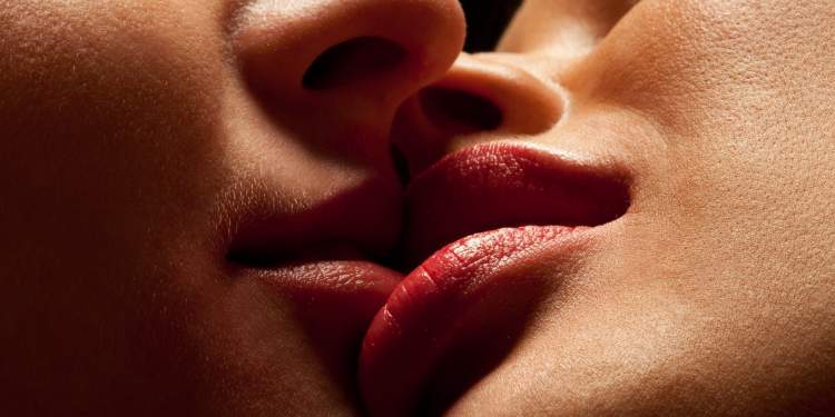 eski sevgiliyle dudaktan öpüşmek