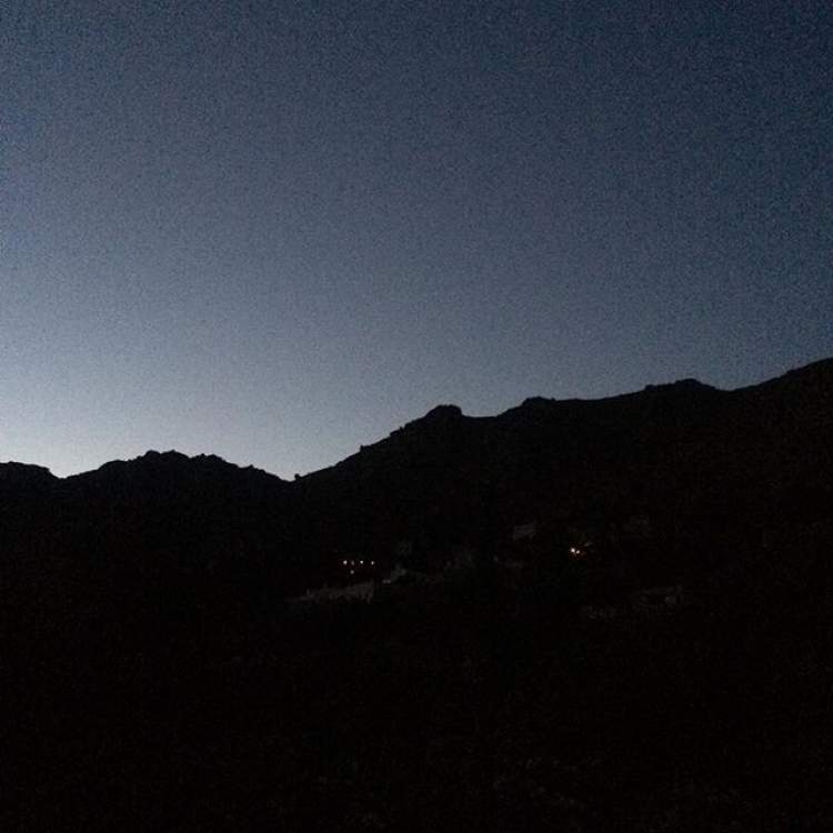 gece dağda yürümek